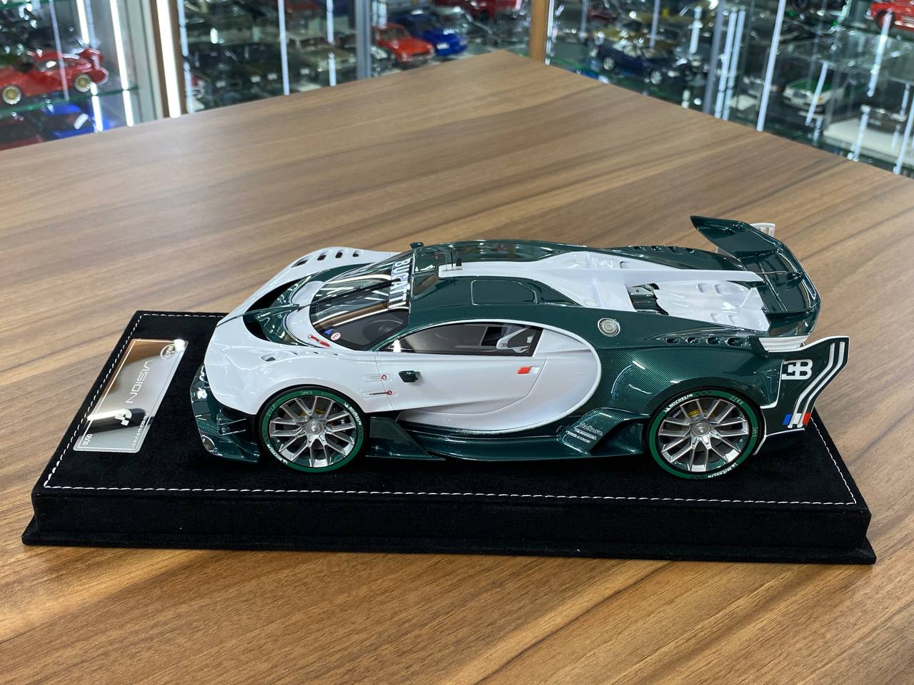 1/18 resin HH Models Bugatti Vision GT Pearl White /  Green carbon Limited 30 pcs