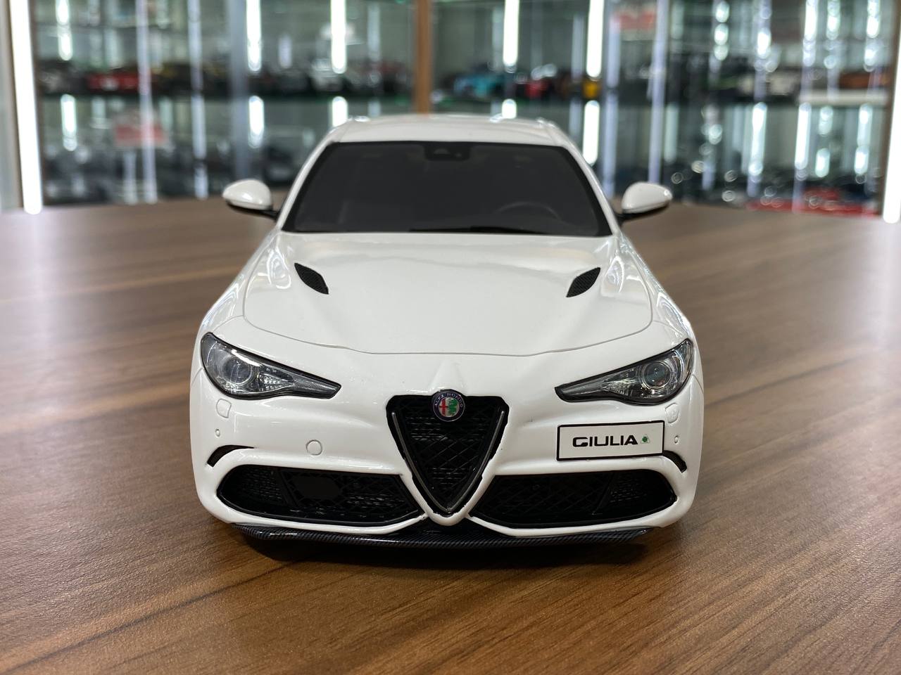 1/18 Resin Otto Mobile
Alfa Romeo Giulia Quadrifoglio
white
Limited 2500 pcs