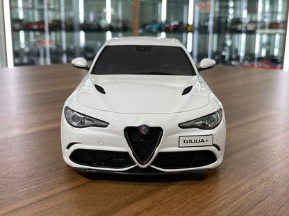 1/18 Resin Otto Mobile
Alfa Romeo Giulia Quadrifoglio
white
Limited 2500 pcs