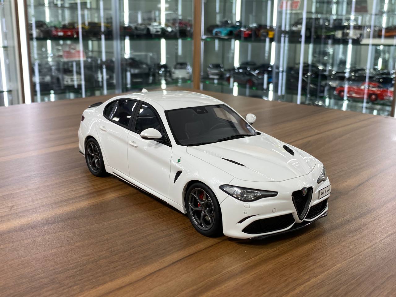 1/18 Resin Otto Mobile
Alfa Romeo Giulia Quadrifoglio
white
Limited 2500 pcs