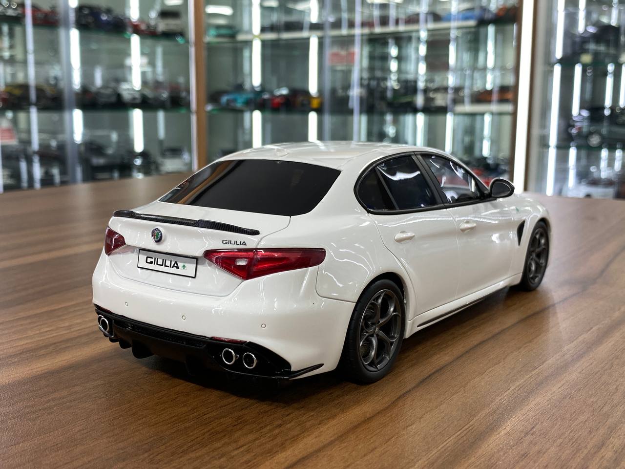 1/18 Resin Otto Mobile
Alfa Romeo Giulia Quadrifoglio
white
Limited 2500 pcs