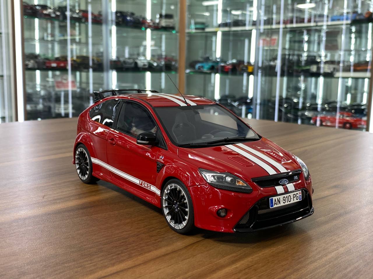 1/18 Resin Otto Mobile
Ford FOCUS RS Le Mans Edition 2010
Red / White stripes 
Limited 999 pcs