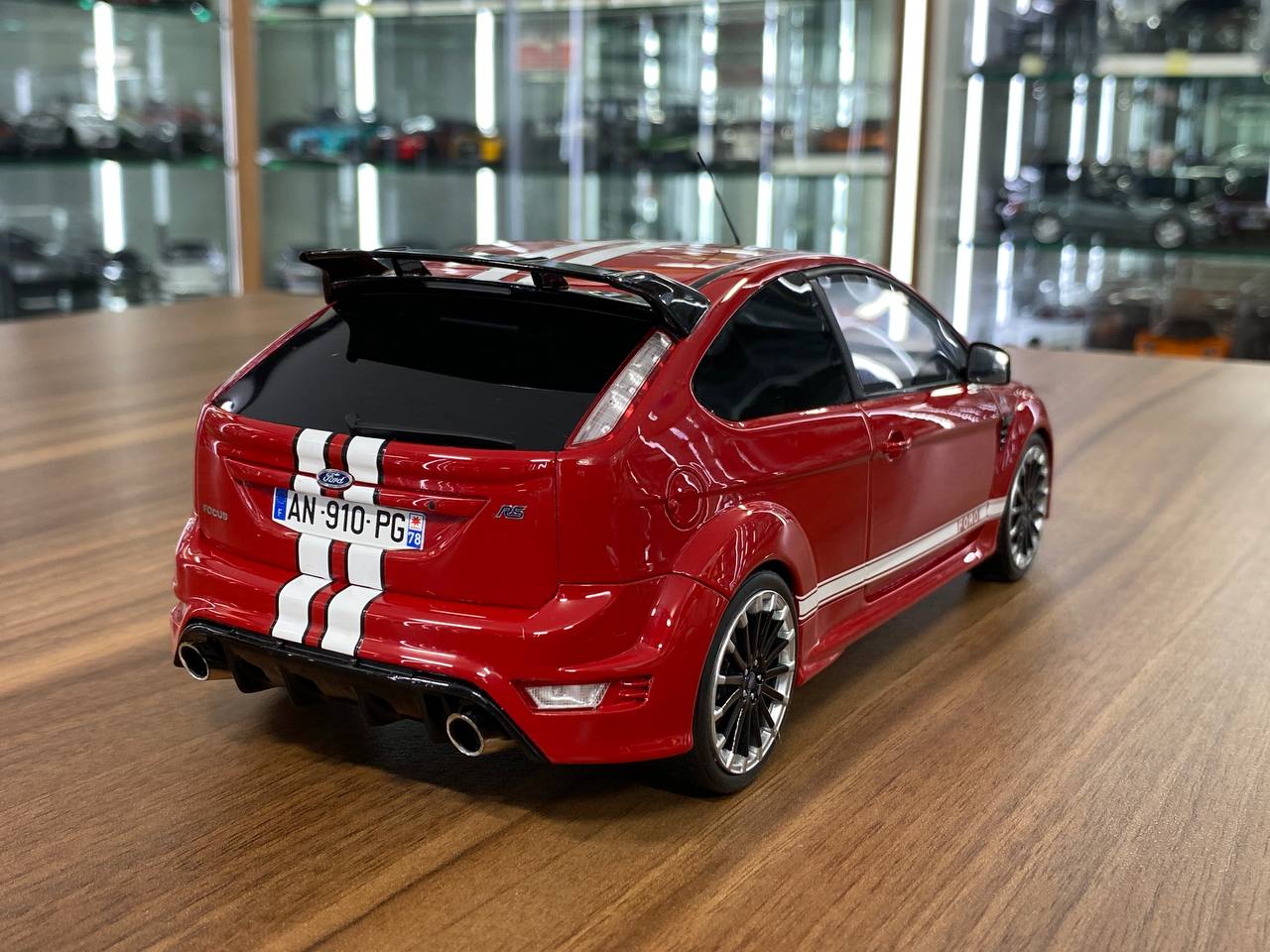 1/18 Resin Otto Mobile
Ford FOCUS RS Le Mans Edition 2010
Red / White stripes 
Limited 999 pcs