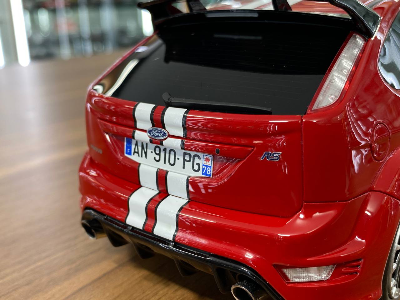 1/18 Resin Otto Mobile
Ford FOCUS RS Le Mans Edition 2010
Red / White stripes 
Limited 999 pcs