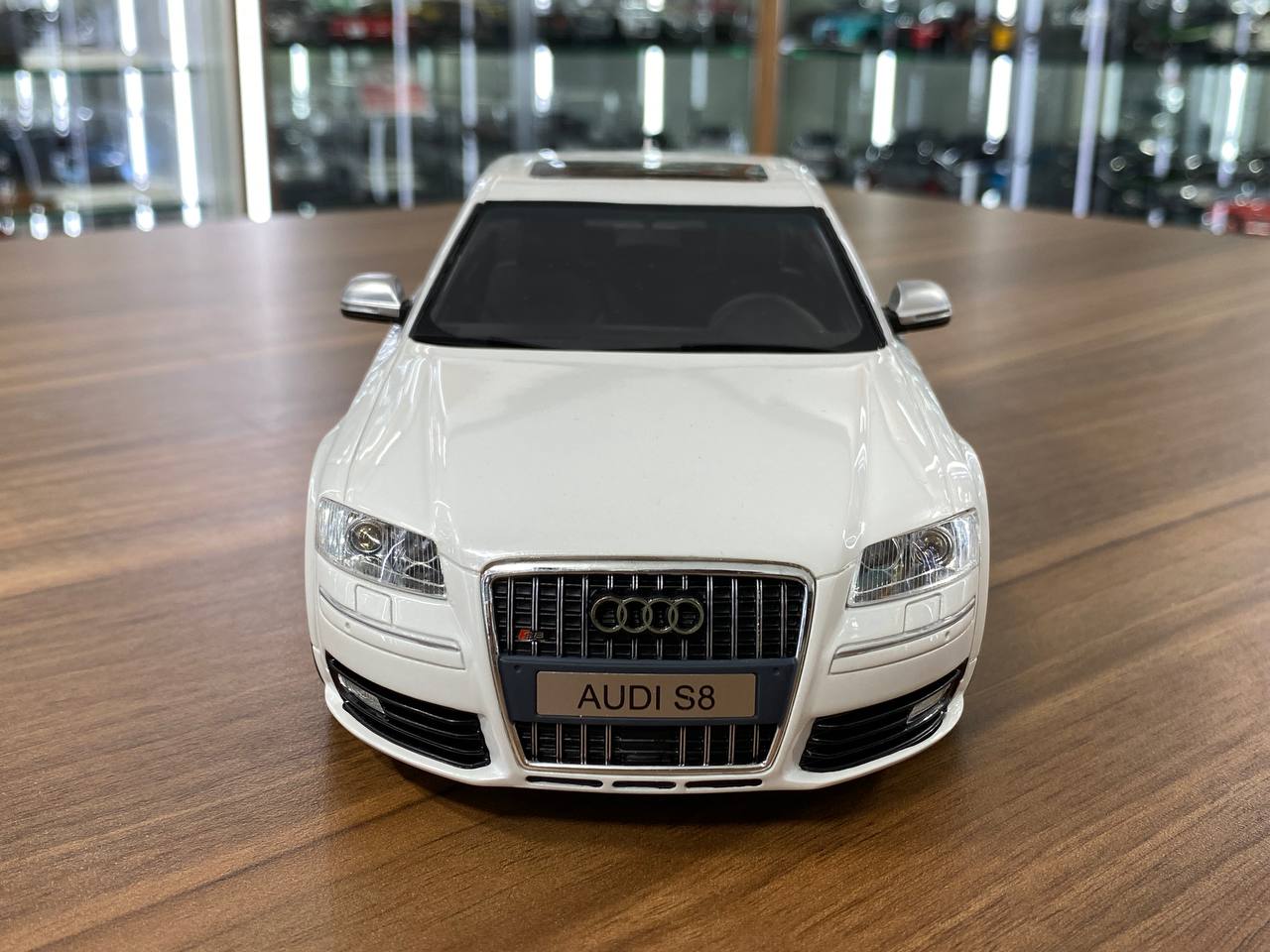 1/18 Resin Otto Mobile Audi S8 (D3) 2008 White Limited 999 pcs