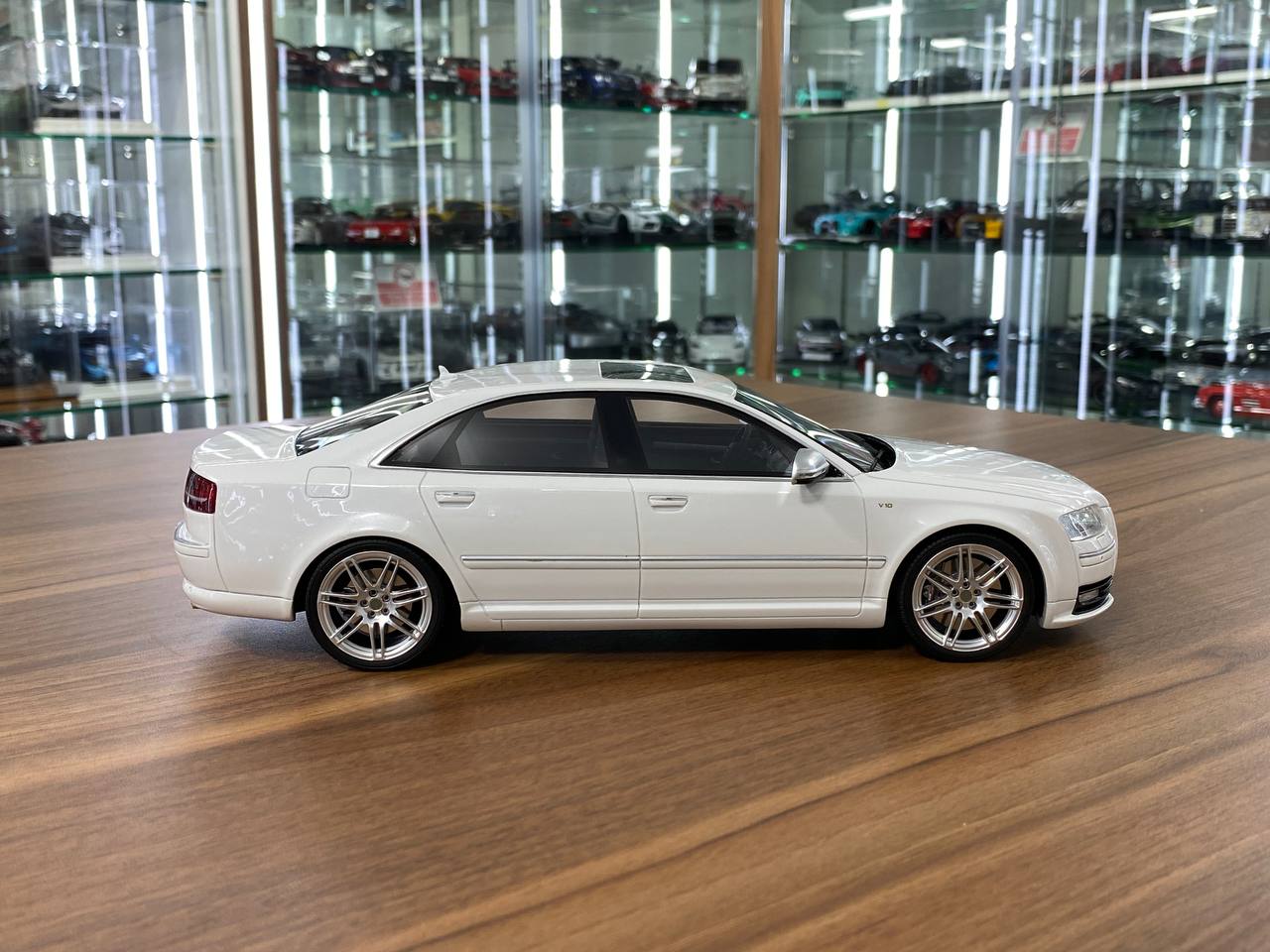 1/18 Resin Otto Mobile Audi S8 (D3) 2008 White Limited 999 pcs
