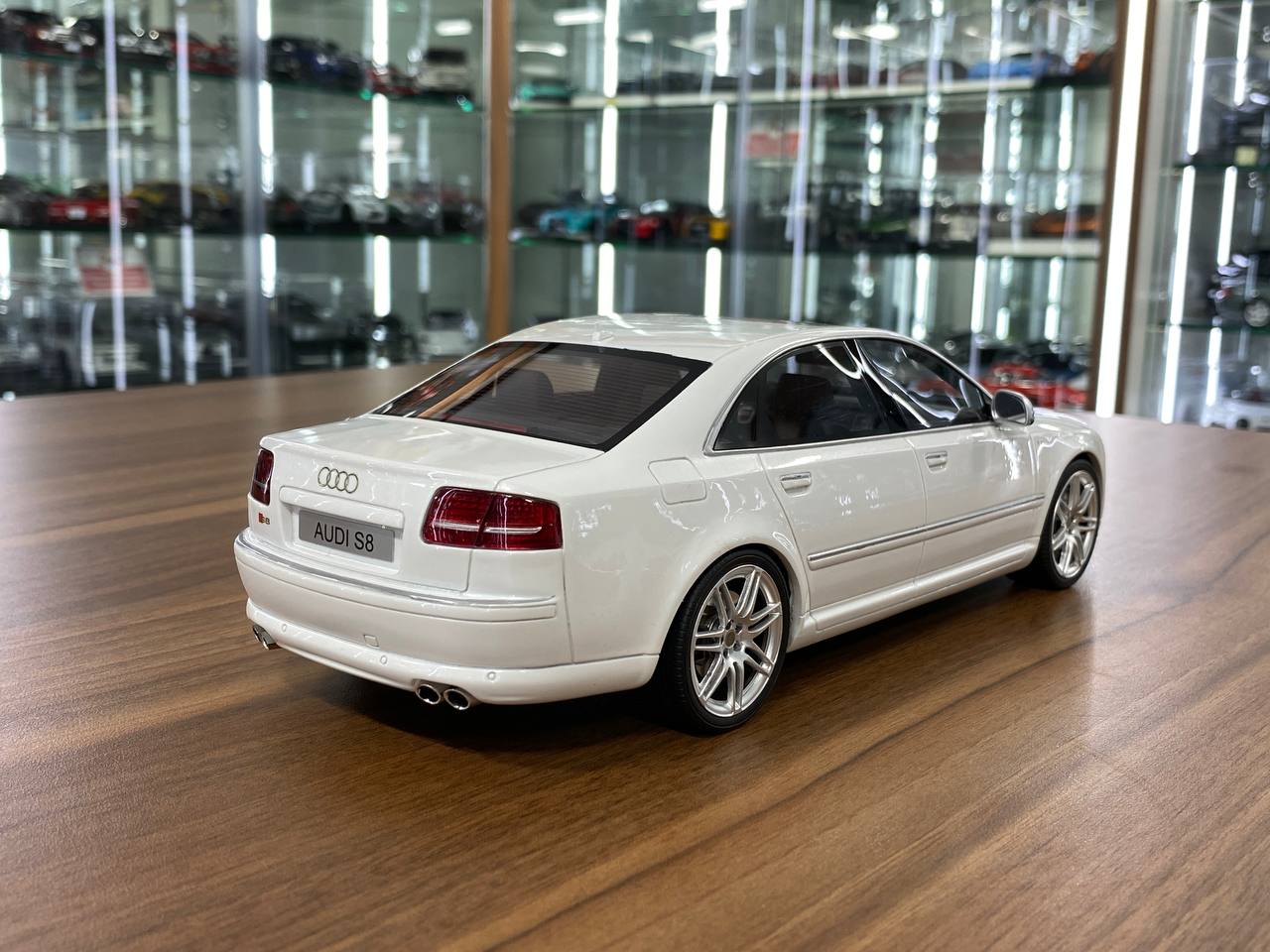 1/18 Resin Otto Mobile Audi S8 (D3) 2008 White Limited 999 pcs