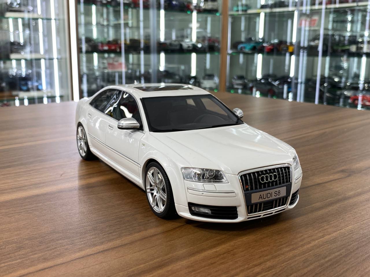 1/18 Resin Otto Mobile Audi S8 (D3) 2008 White Limited 999 pcs