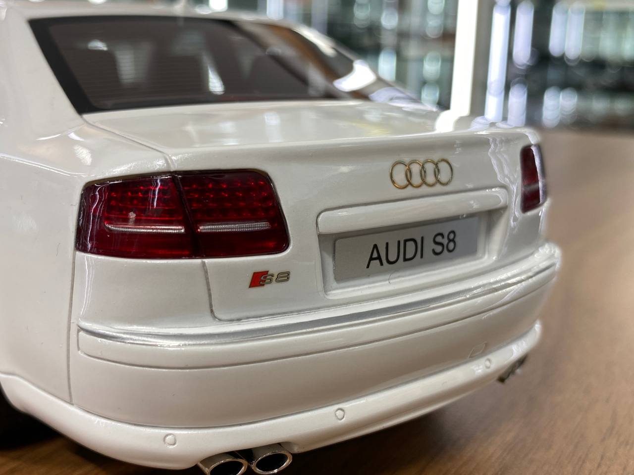 1/18 Resin Otto Mobile Audi S8 (D3) 2008 White Limited 999 pcs