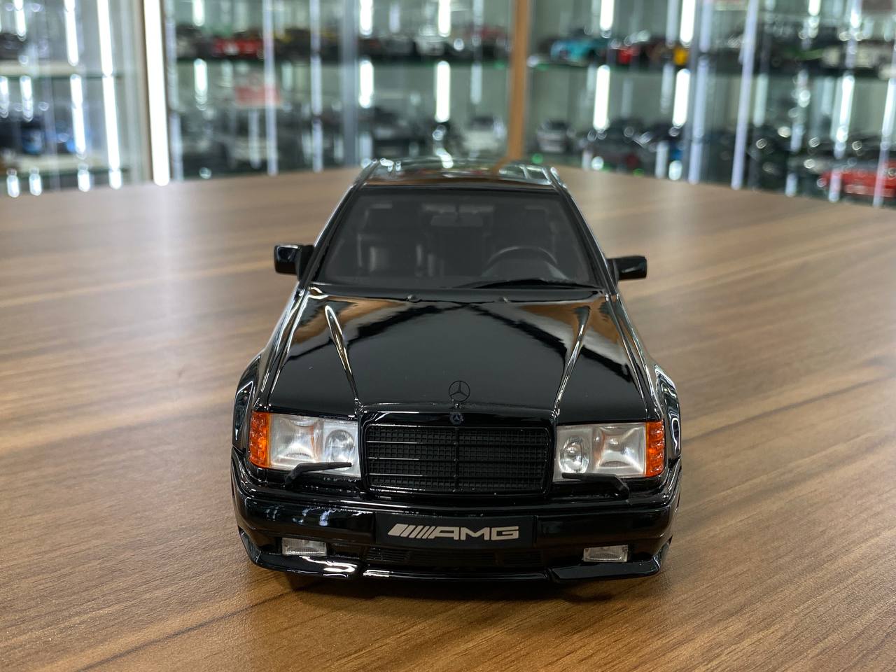 1/18 Resin Otto Mobile Mercedes Benz 300 CE 6.0 (C124) 1990 Black Limited 4000 pcs