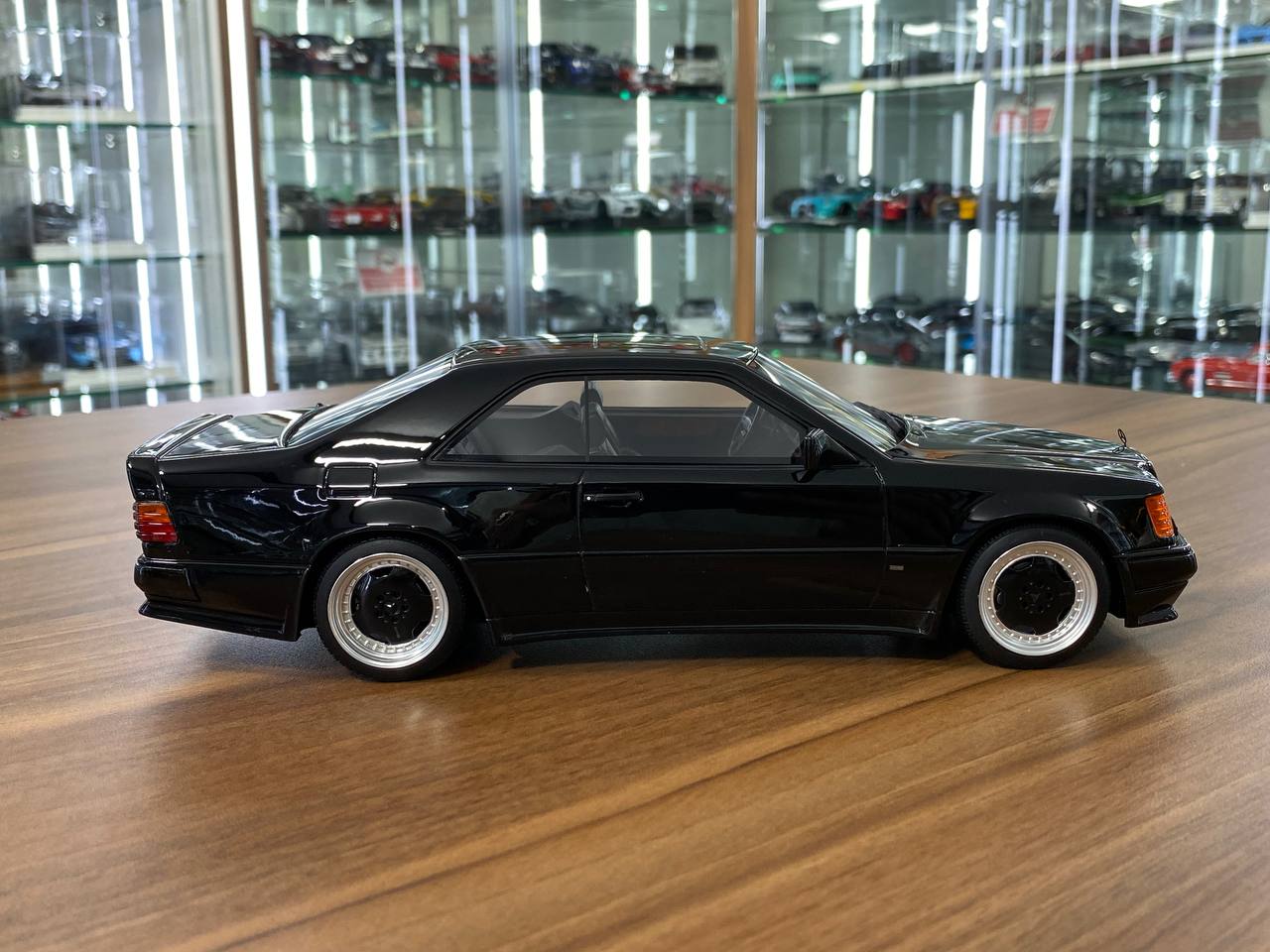 1/18 Resin Otto Mobile Mercedes Benz 300 CE 6.0 (C124) 1990 Black Limited 4000 pcs