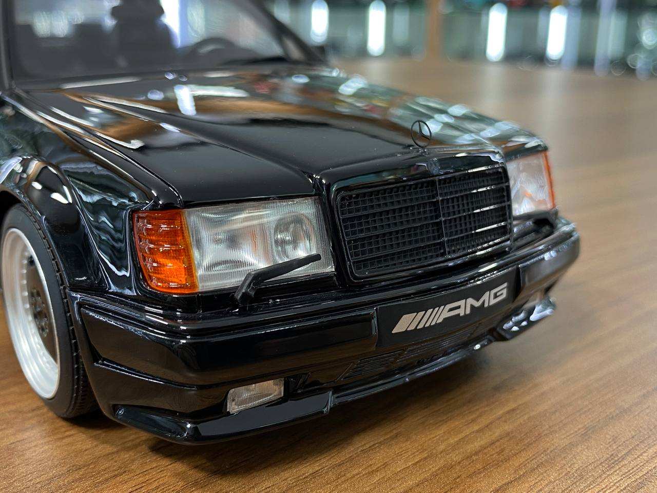 1/18 Resin Otto Mobile Mercedes Benz 300 CE 6.0 (C124) 1990 Black Limited 4000 pcs
