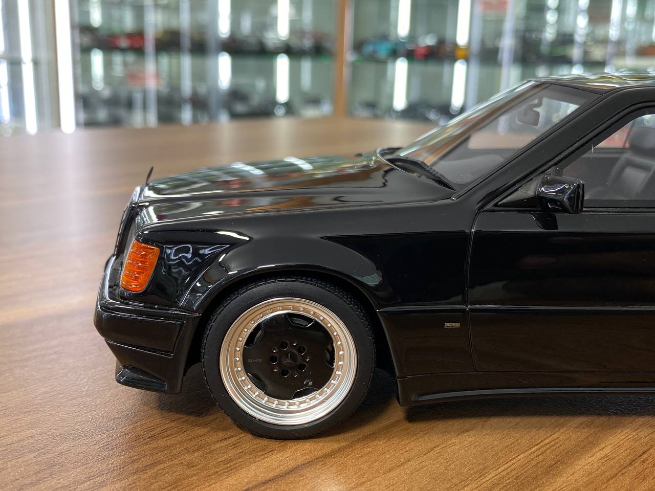 1/18 Resin Otto Mobile Mercedes Benz 300 CE 6.0 (C124) 1990 Black Limited 4000 pcs