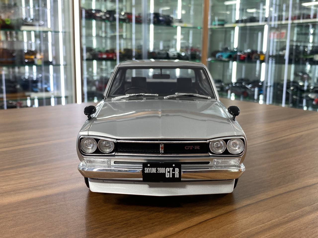 1/18 Resin Otto Mobile Nissan Skyline 2000 GT-R  in Silver Limited 2000 pcs