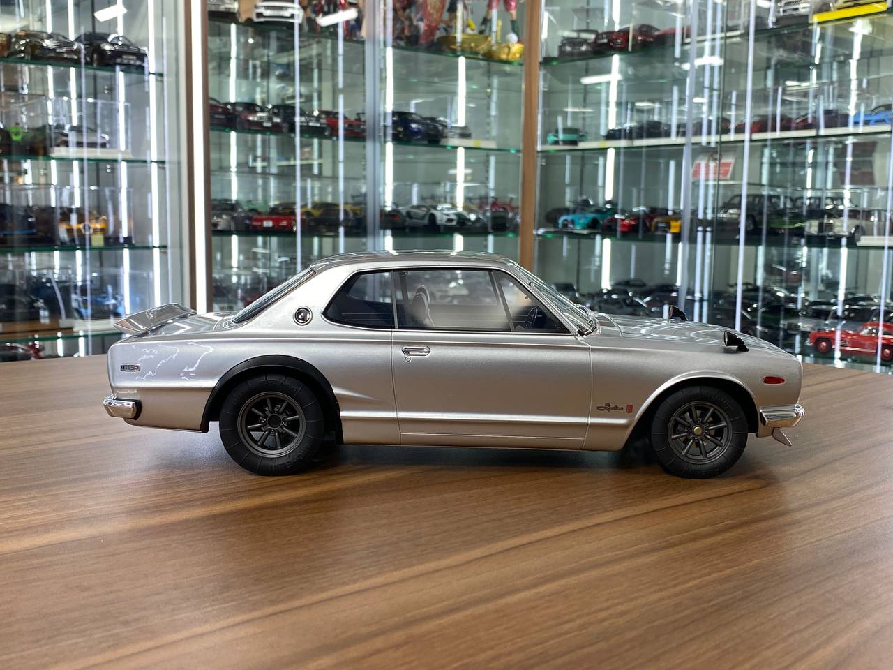 1/18 Resin Otto Mobile Nissan Skyline 2000 GT-R  in Silver Limited 2000 pcs