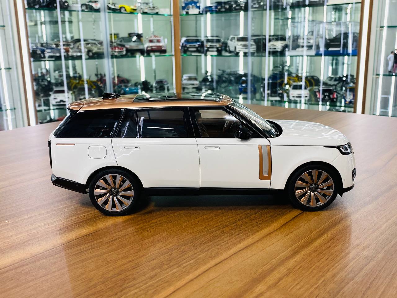 1/18 Diecast LCD Land Rover Range Rover 2022 - White with gold roof