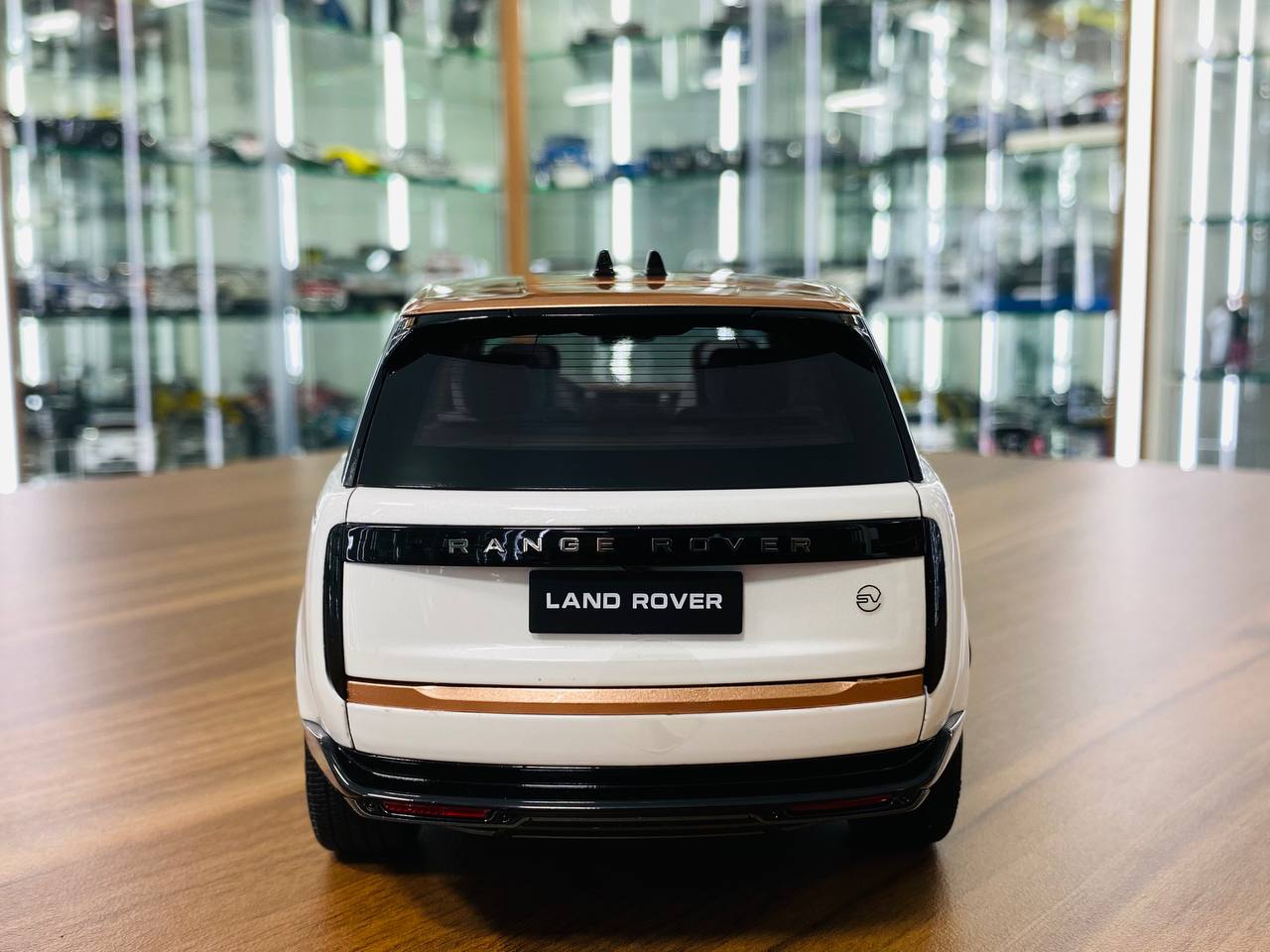 1/18 Diecast LCD Land Rover Range Rover 2022 - White with gold roof