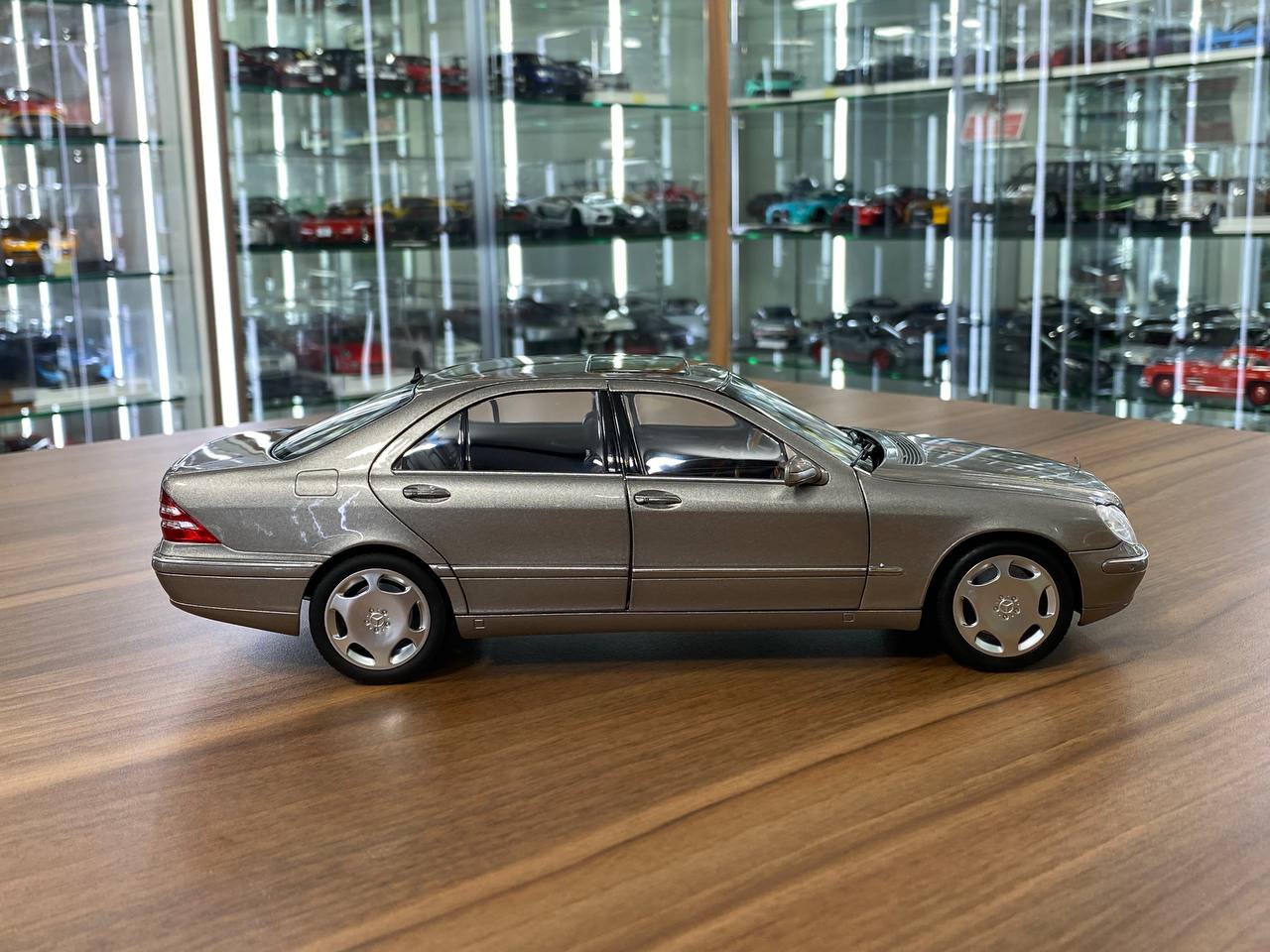 1/18 Diecast Mercedes-Benz S600 (W220, 2000–2005) – Norev Dealer Edition (Cubanite Silver, Full Opening)