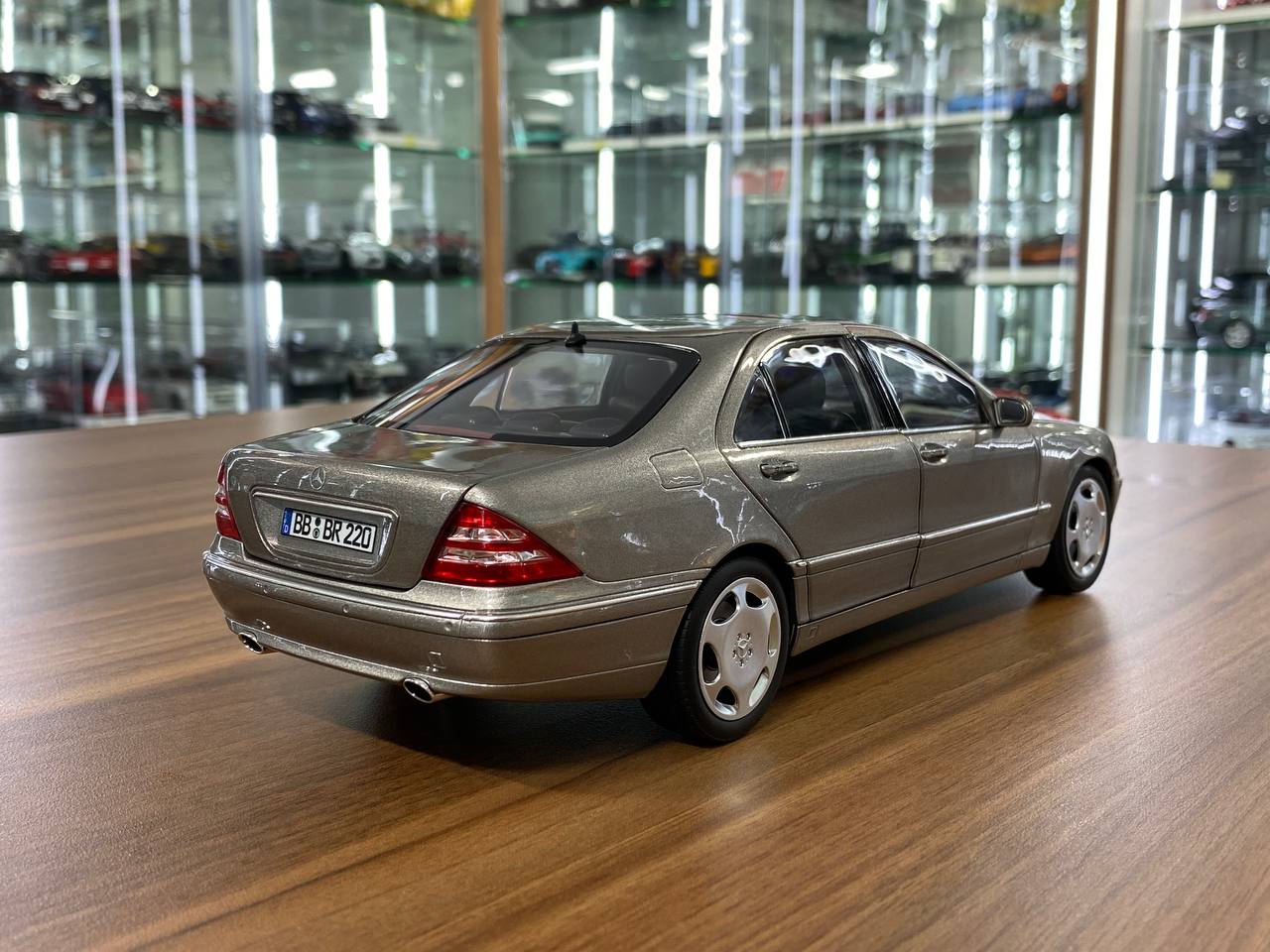 1/18 Diecast Mercedes-Benz S600 (W220, 2000–2005) – Norev Dealer Edition (Cubanite Silver, Full Opening)