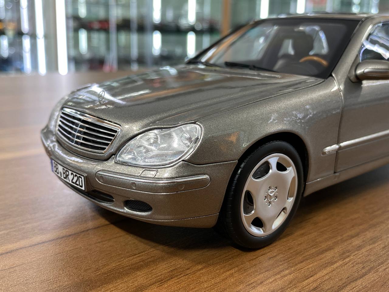 1/18 Diecast Mercedes-Benz S600 (W220, 2000–2005) – Norev Dealer Edition (Cubanite Silver, Full Opening)