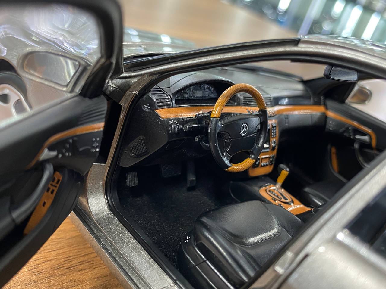 1/18 Diecast Mercedes-Benz S600 (W220, 2000–2005) – Norev Dealer Edition (Cubanite Silver, Full Opening)