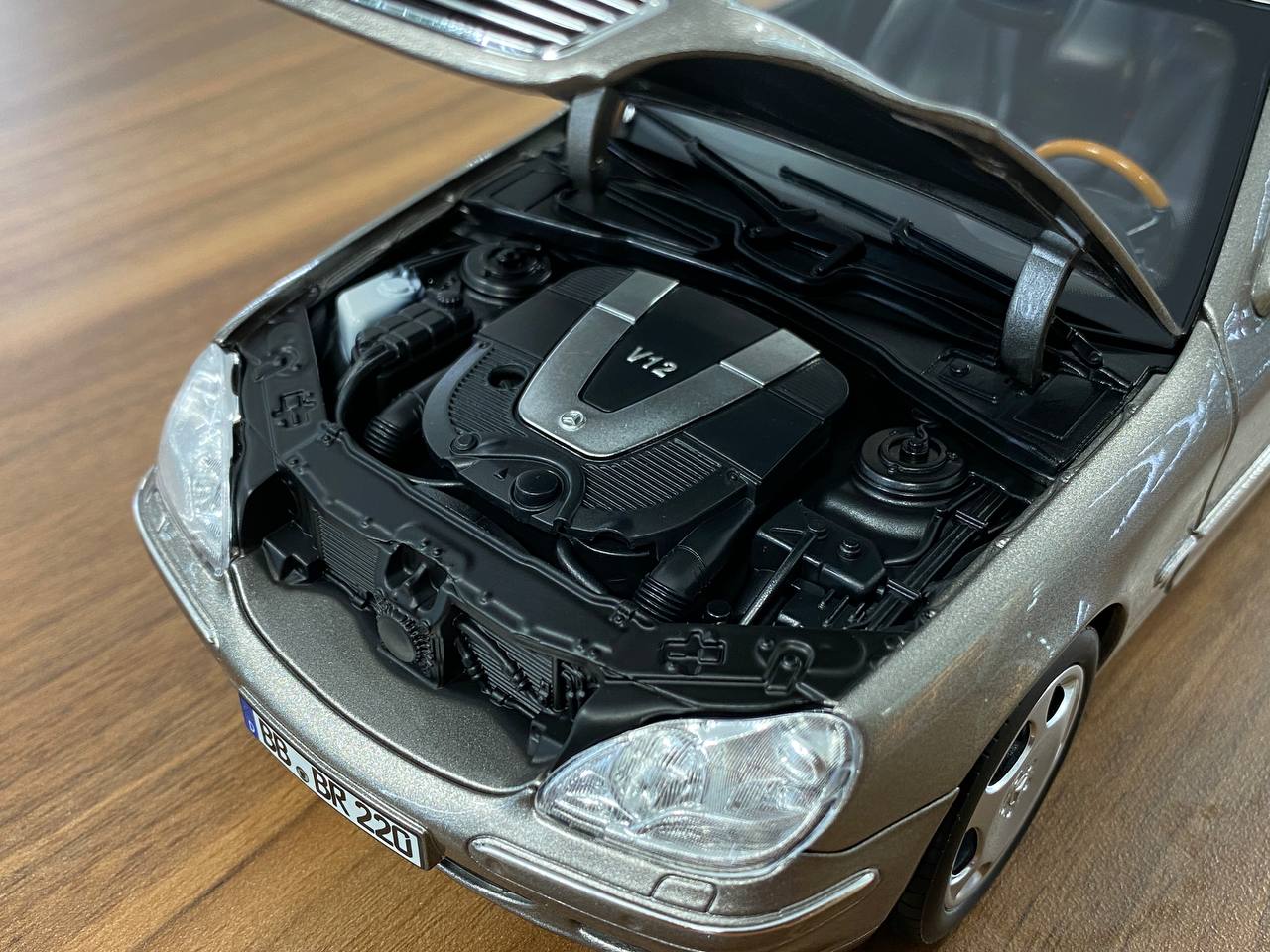 1/18 Diecast Mercedes-Benz S600 (W220, 2000–2005) – Norev Dealer Edition (Cubanite Silver, Full Opening)