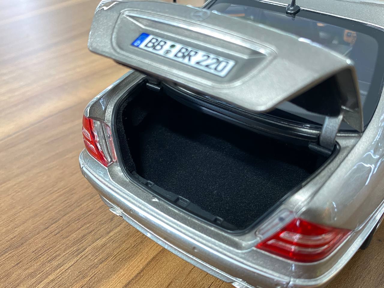 1/18 Diecast Mercedes-Benz S600 (W220, 2000–2005) – Norev Dealer Edition (Cubanite Silver, Full Opening)