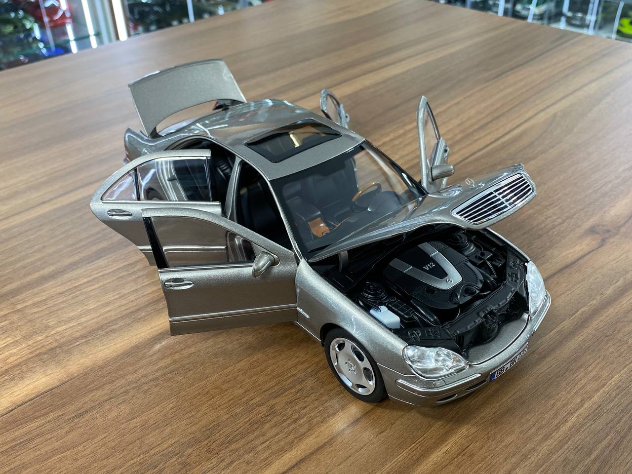 1/18 Diecast Mercedes-Benz S600 (W220, 2000–2005) – Norev Dealer Edition (Cubanite Silver, Full Opening)