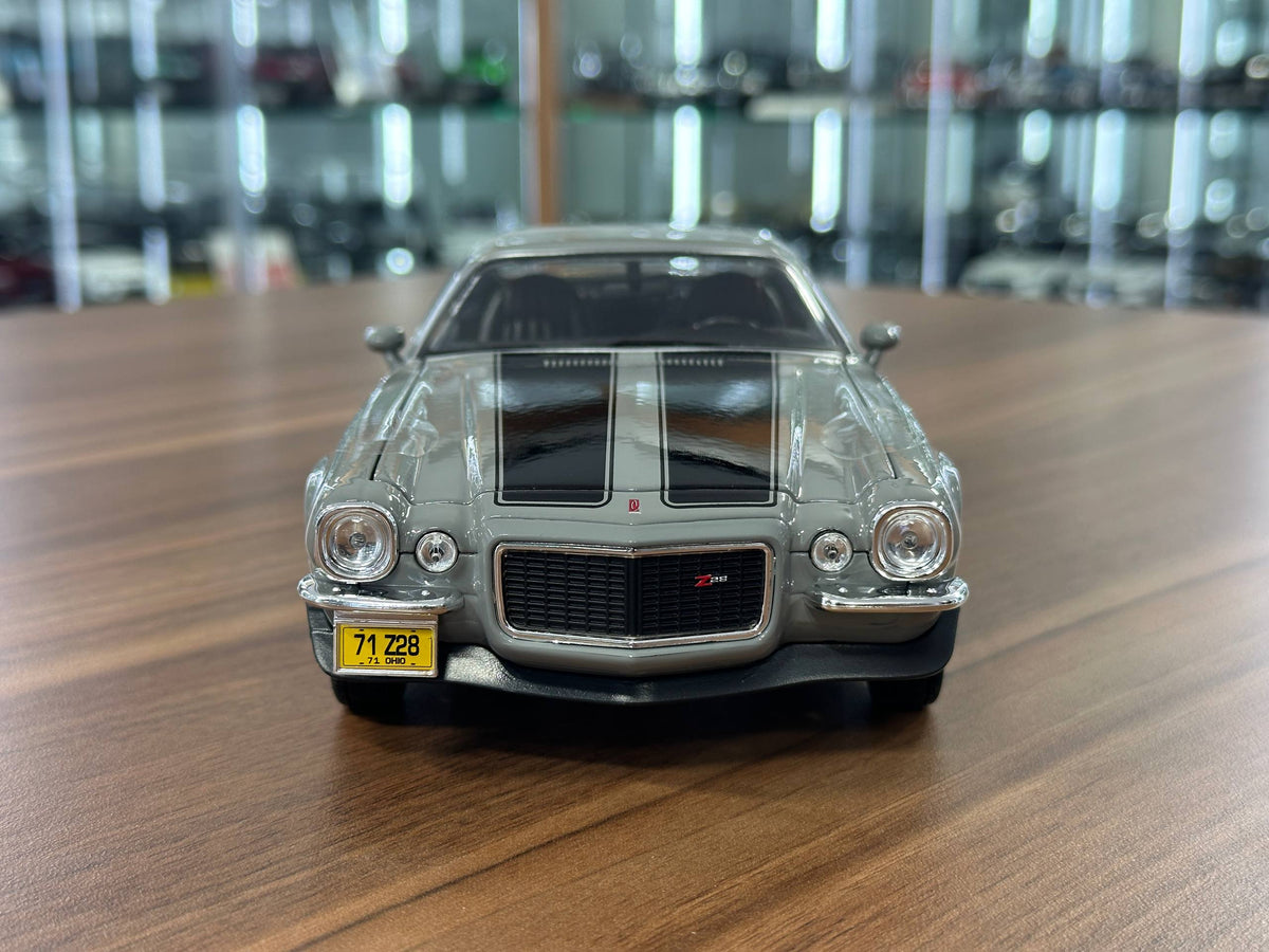 1/18 Diecast Maisto Chevrolet Camaro 1971 Grey / black stripes