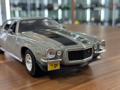 1/18 Diecast Maisto Chevrolet Camaro 1971 Grey / black stripes