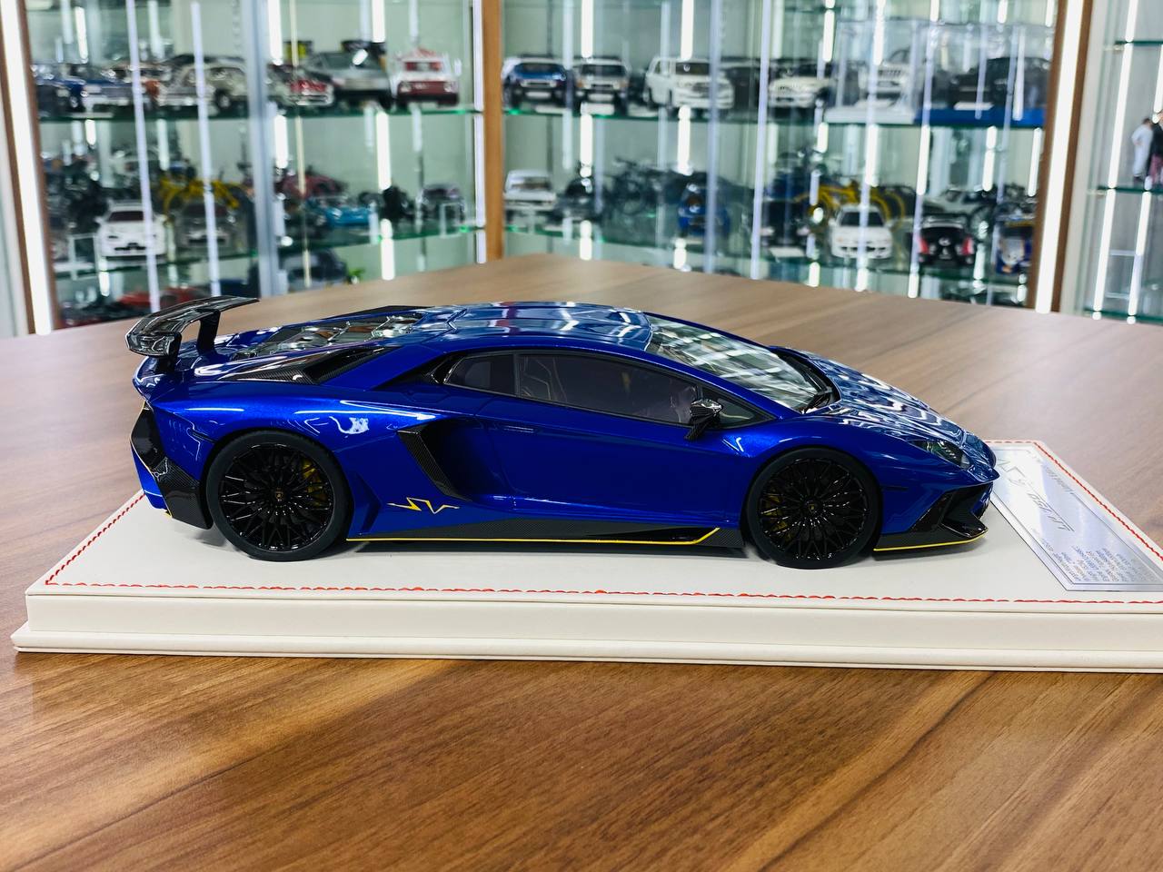 1/18 Davis & Giovanni Lamborghini Aventador LP 750-4 SV in a sleek blue