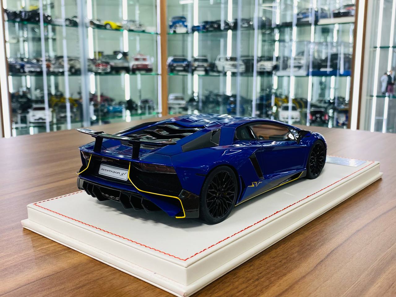 1/18 Davis & Giovanni Lamborghini Aventador LP 750-4 SV in a sleek blue