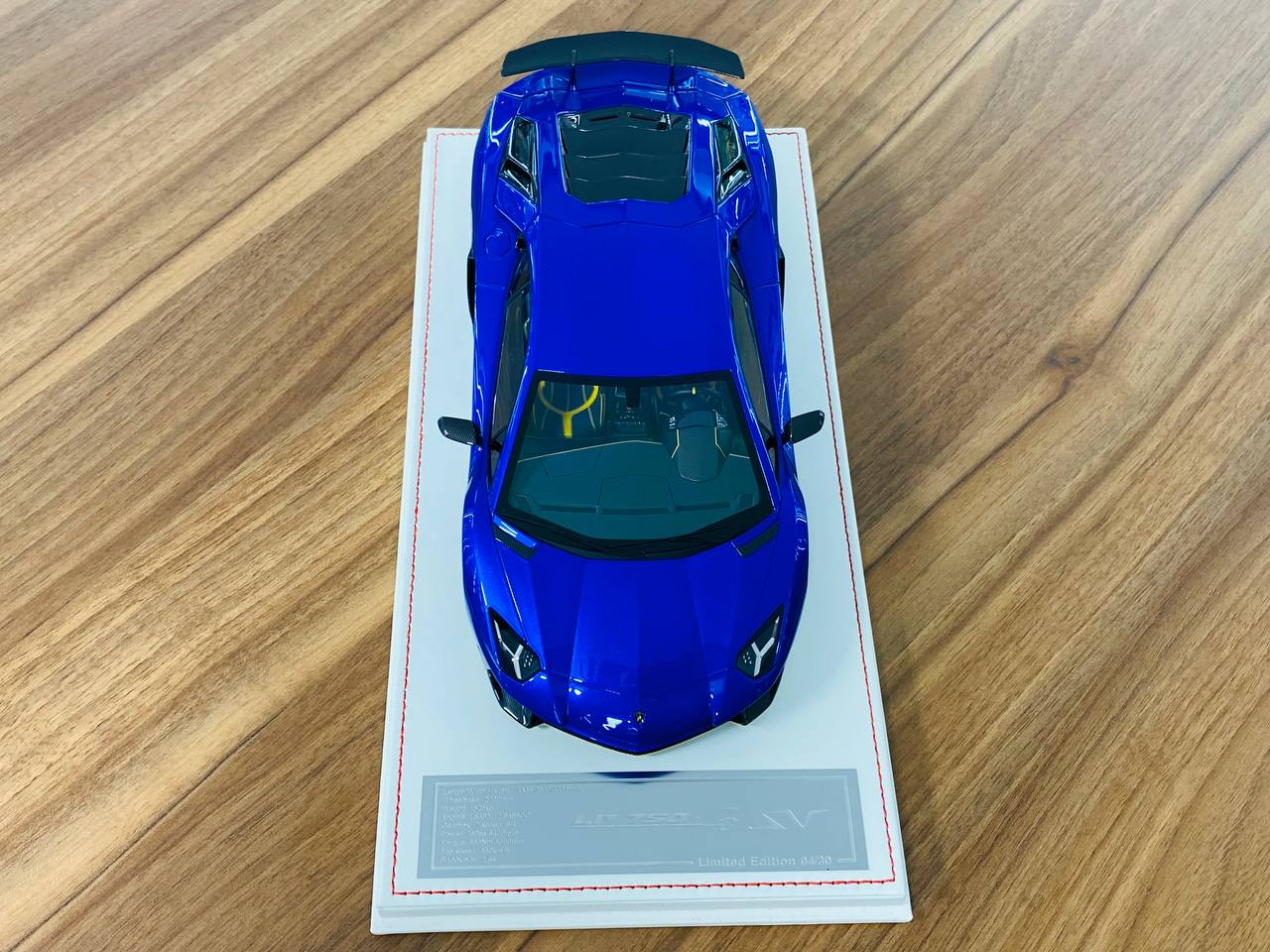 1/18 Davis & Giovanni Lamborghini Aventador LP 750-4 SV in a sleek blue