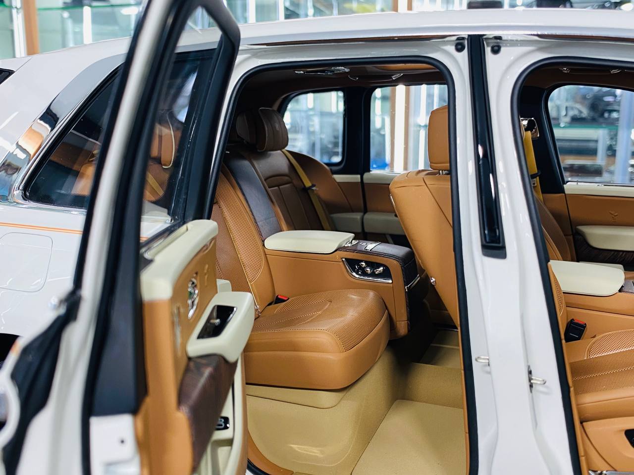 1/8 scale Amalgam Rolls-Royce Cullinan in a stunning white finish with gold line