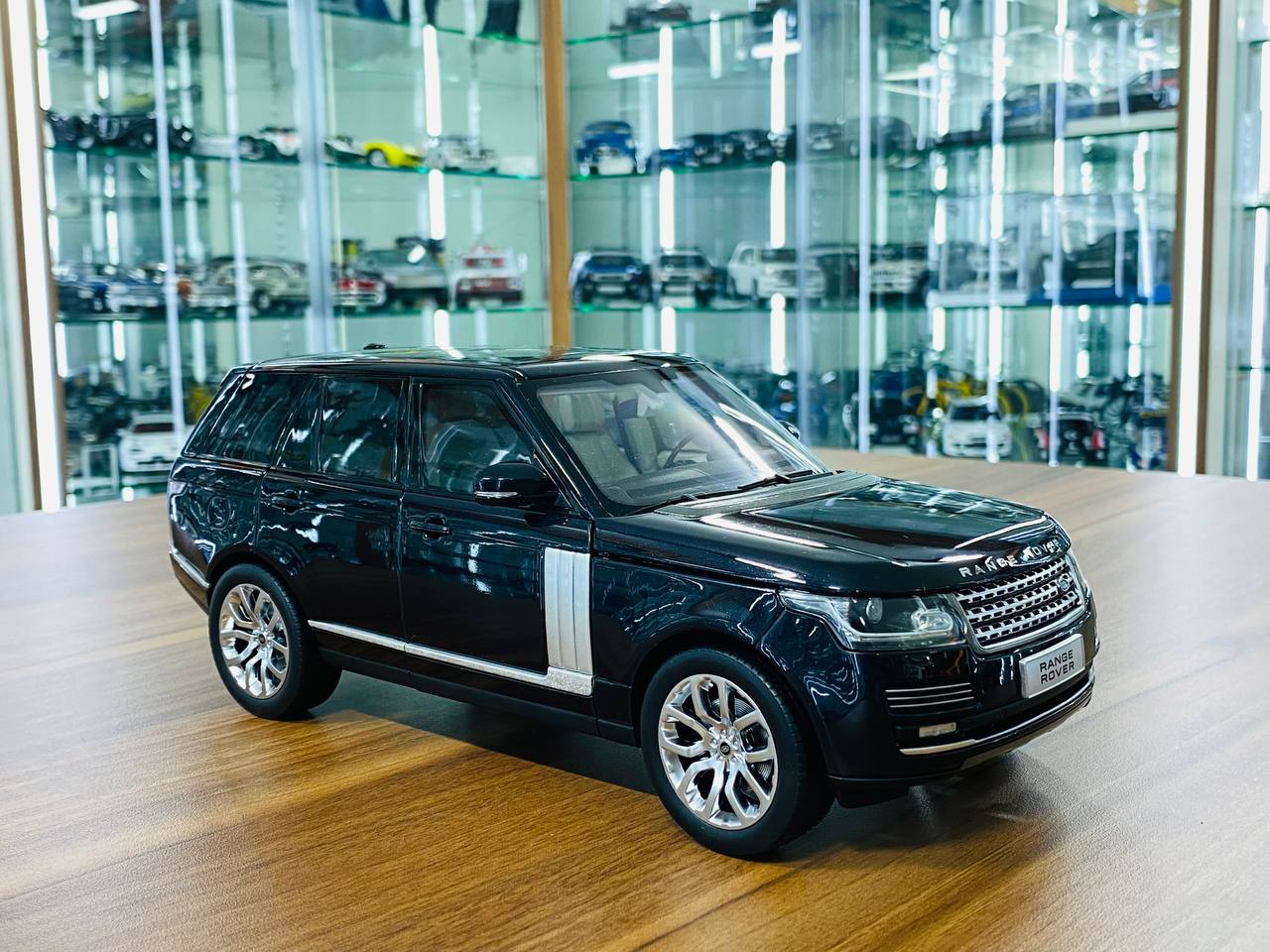 Range Rover Gt Model 1/18 GT Autos Land Rover Range Rover 2013 in classic black – dturman.com