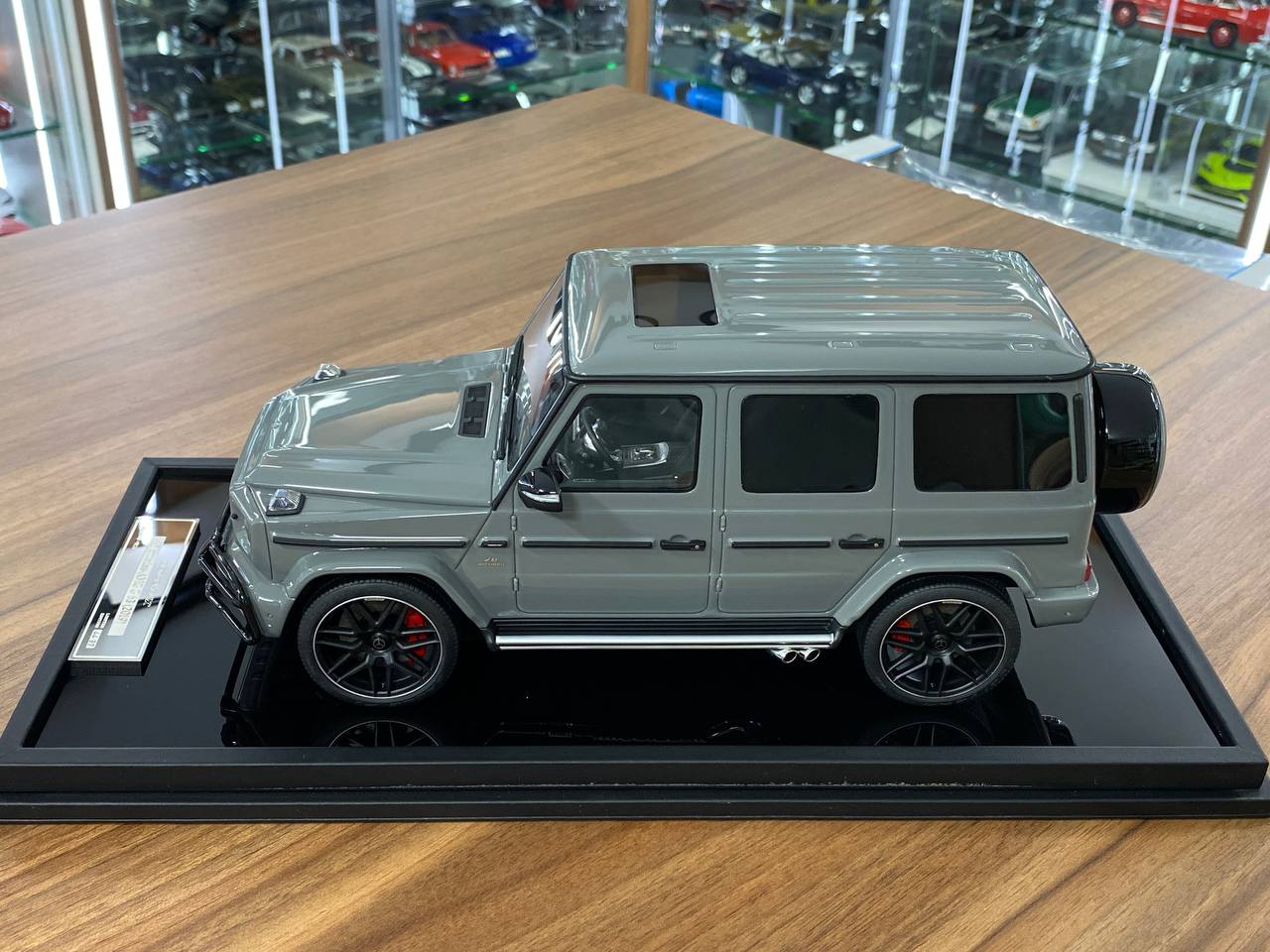 1/18 Resin Motor Helix Mercedes Benz AMG G63 2019 Arabian Gray Limited 99 pcs