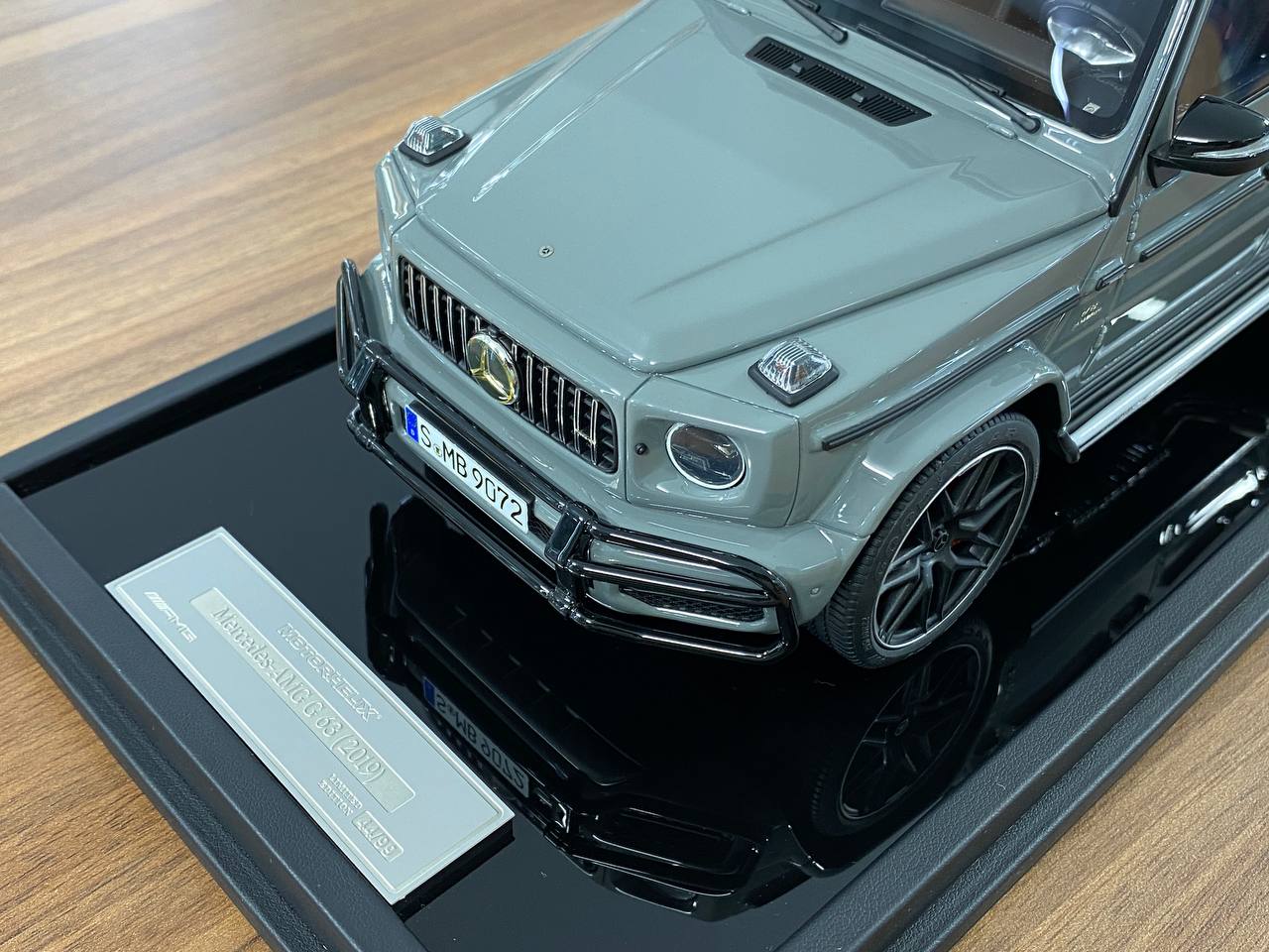 1/18 Resin Motor Helix Mercedes Benz AMG G63 2019 Arabian Gray Limited 99 pcs