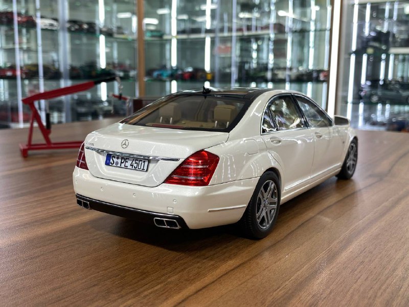 1/18 Diecast Motor-Helix Mercedes Benz S Class S600L (W221) White - Limited 499 pcs