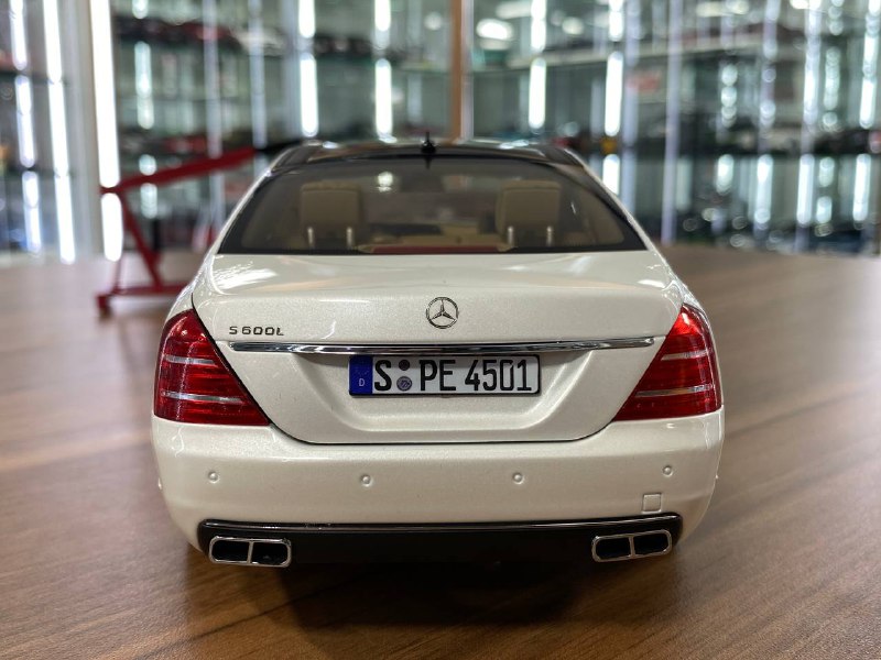 1/18 Diecast Motor-Helix Mercedes Benz S Class S600L (W221) White - Limited 499 pcs