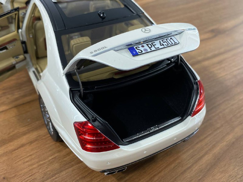 1/18 Diecast Motor-Helix Mercedes Benz S Class S600L (W221) White - Limited 499 pcs