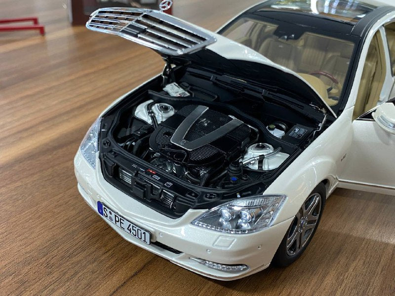 1/18 Diecast Motor-Helix Mercedes Benz S Class S600L (W221) White - Limited 499 pcs