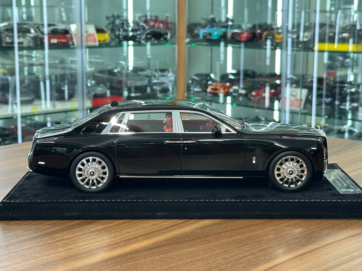 1:18 Resin H&H Rolls Royce Phantom Extended Wheelbase – Diamond Black – (Limited 50 pcs)