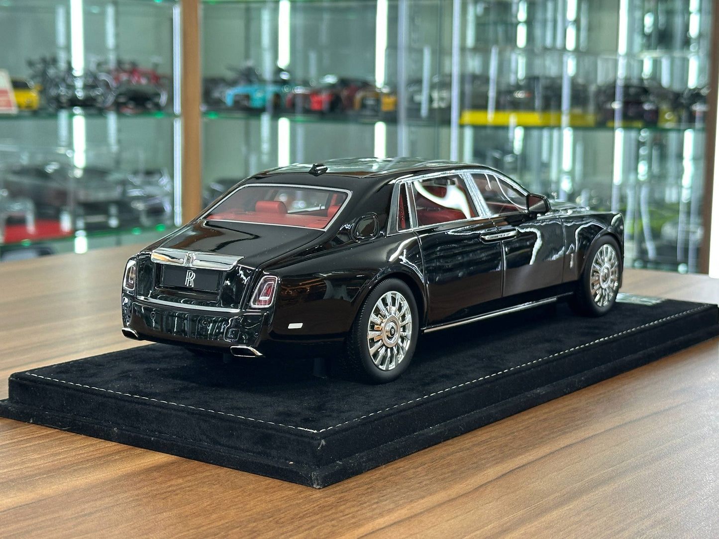 1:18 Resin H&H Rolls Royce Phantom Extended Wheelbase – Diamond Black – (Limited 50 pcs)