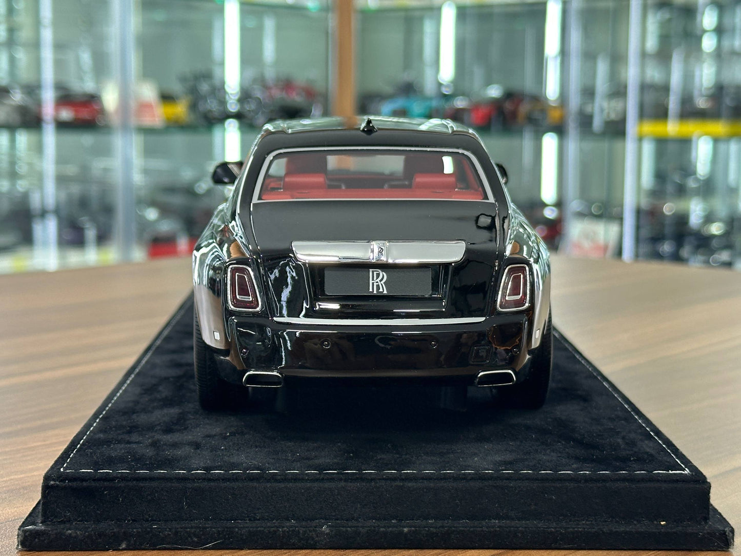 1:18 Resin H&H Rolls Royce Phantom Extended Wheelbase – Diamond Black – (Limited 50 pcs)