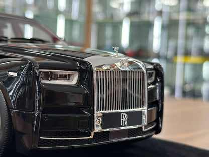 1:18 Resin H&H Rolls Royce Phantom Extended Wheelbase – Diamond Black – (Limited 50 pcs)
