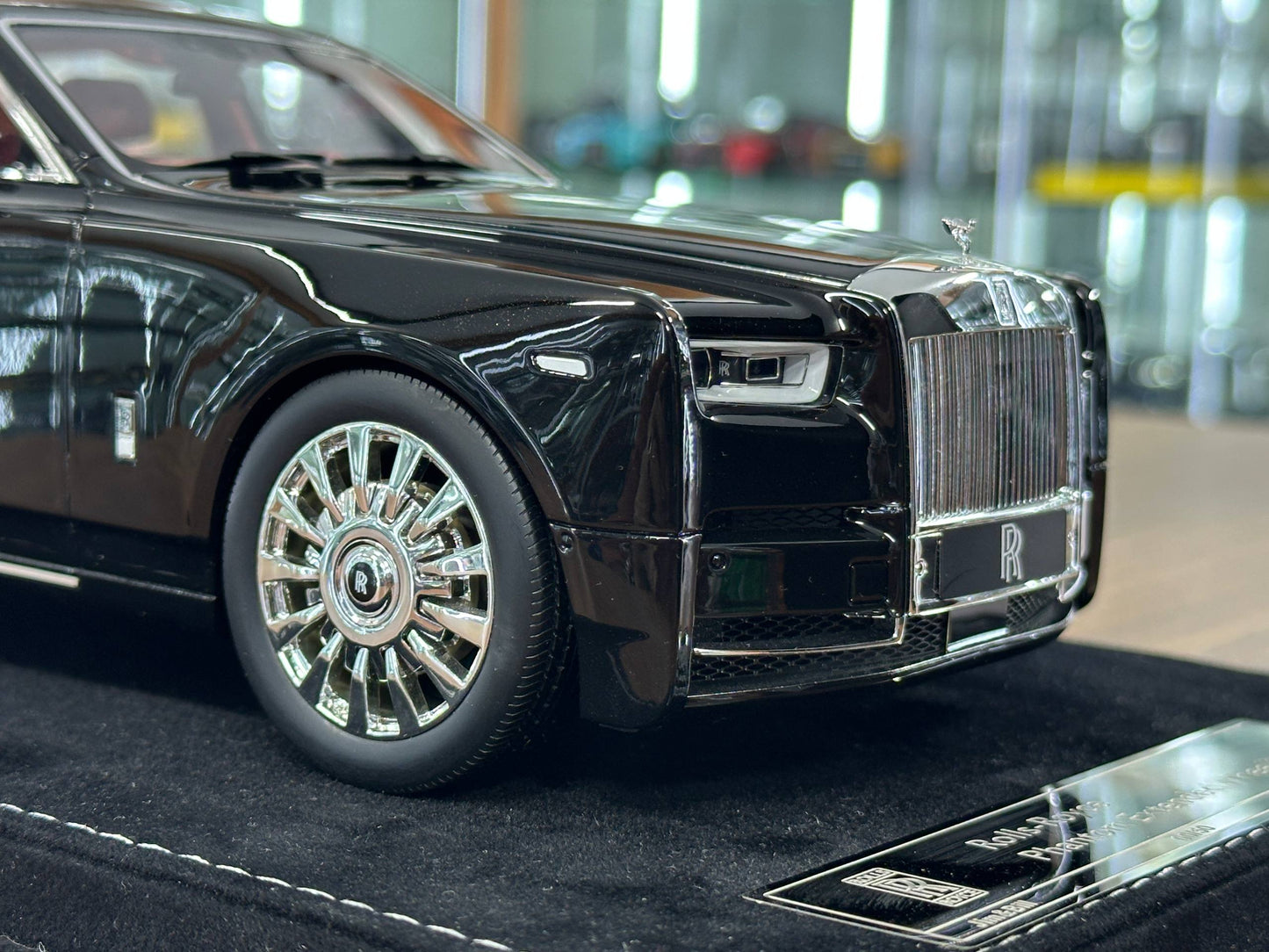 1:18 Resin H&H Rolls Royce Phantom Extended Wheelbase – Diamond Black – (Limited 50 pcs)