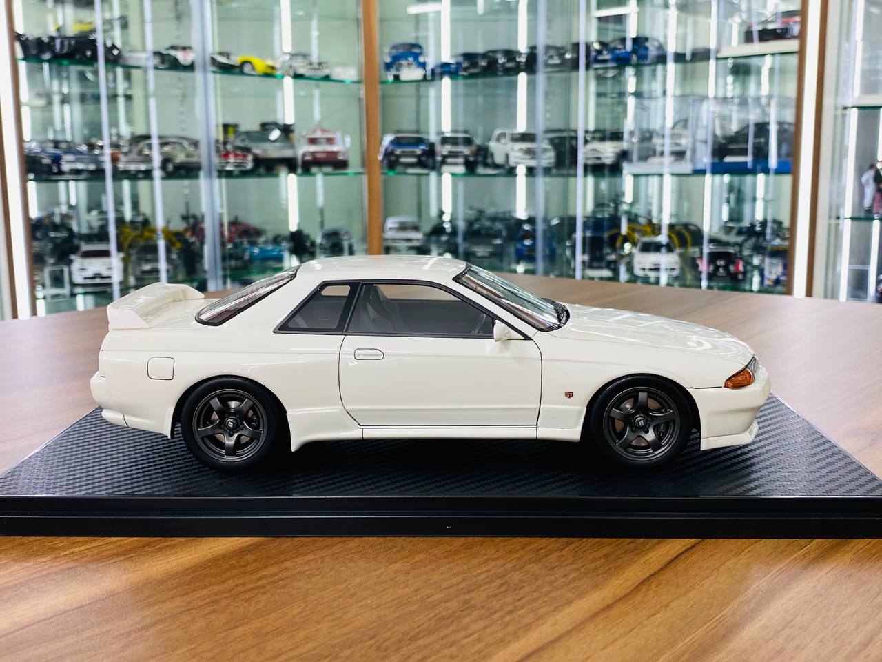 1/18 resin model (not opening) Ignition Model  Nissan Skyline GT-R R32  white