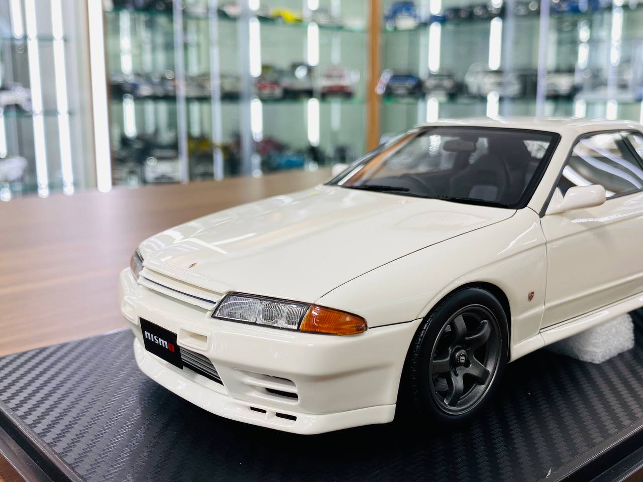 1/18 resin model (not opening) Ignition Model  Nissan Skyline GT-R R32  white