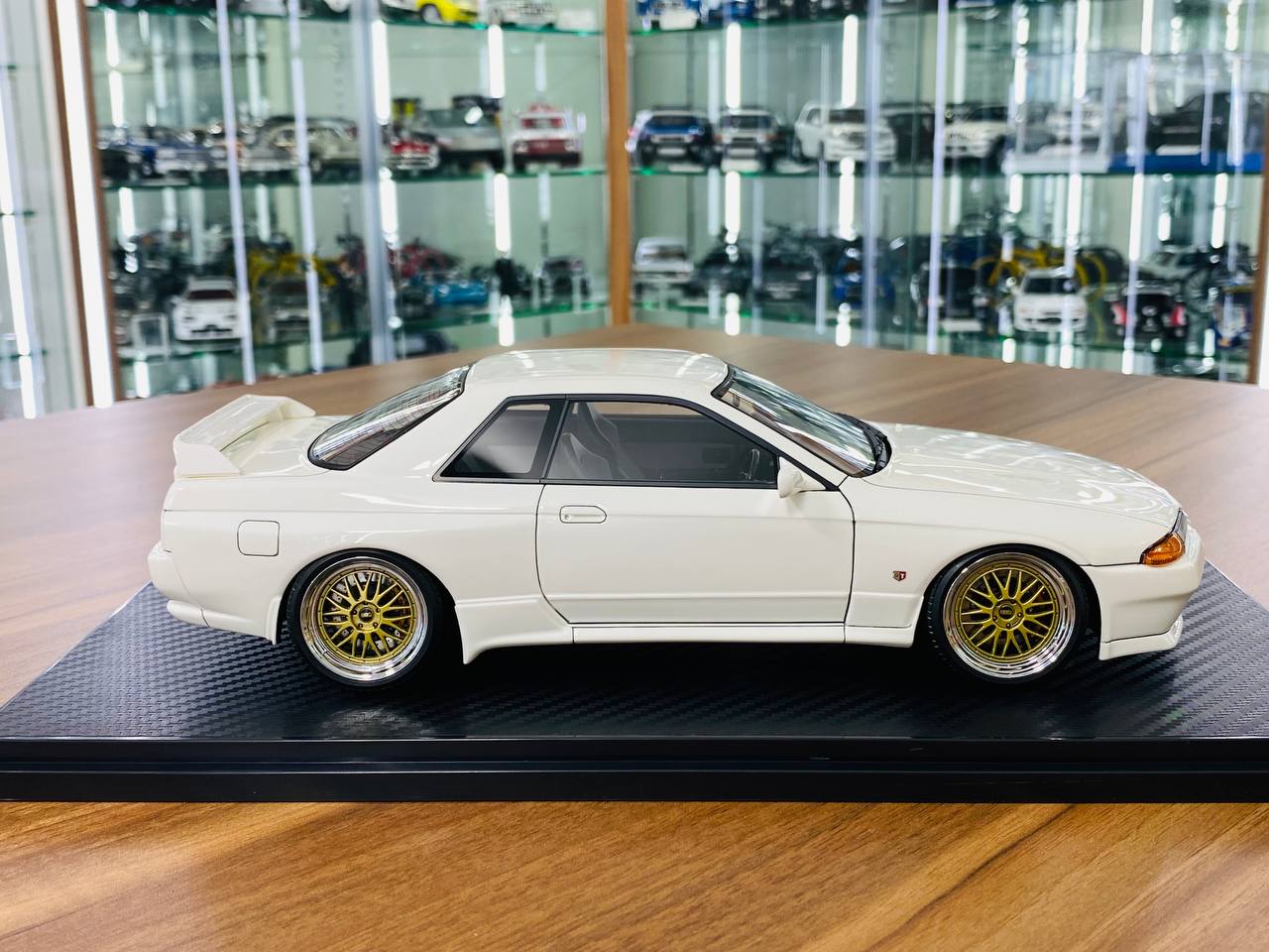 1/18 resin Ignition Model  Nissan Skyline GT-R R32 white/gold Rims