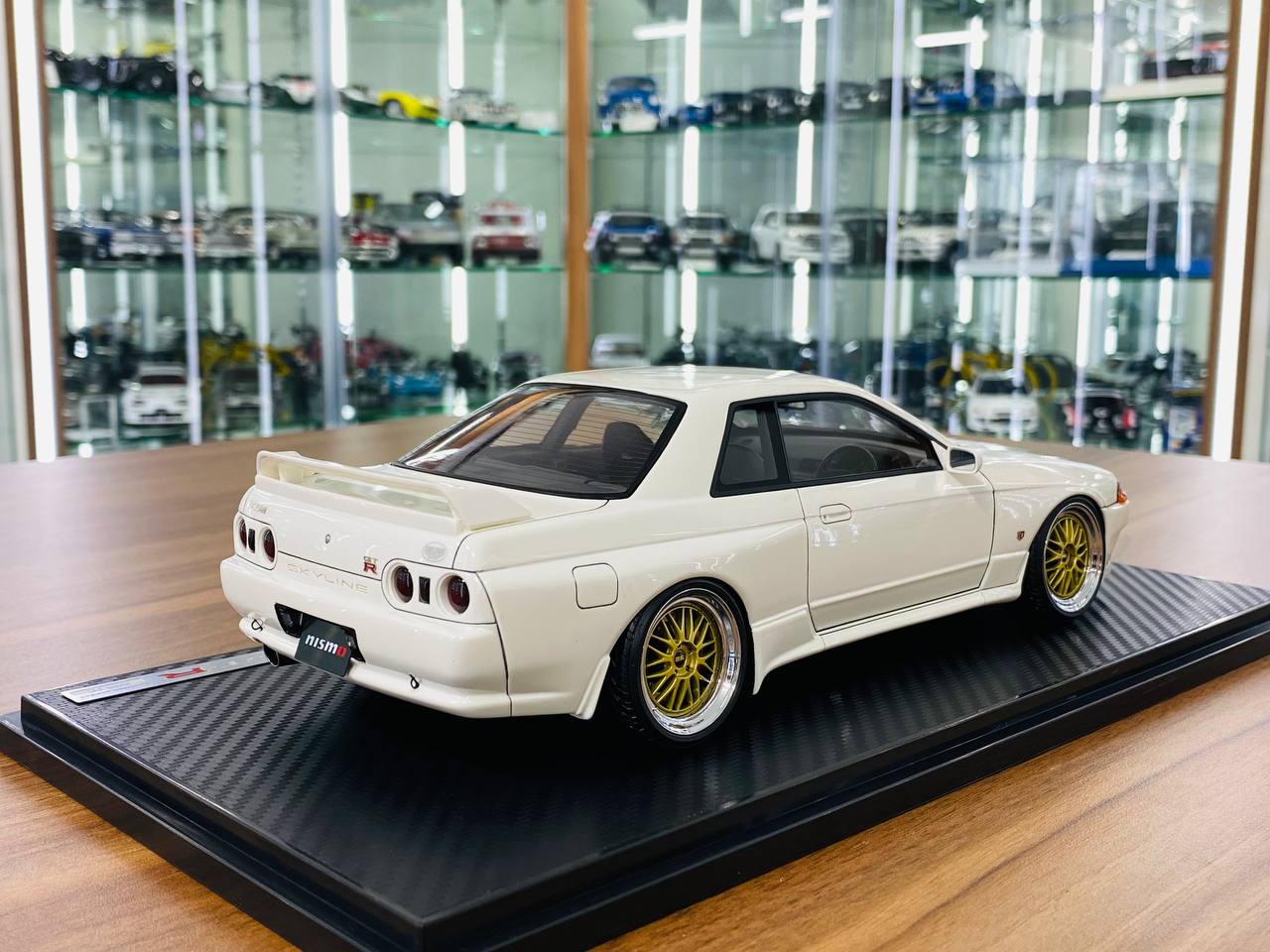 1/18 resin Ignition Model  Nissan Skyline GT-R R32 white/gold Rims